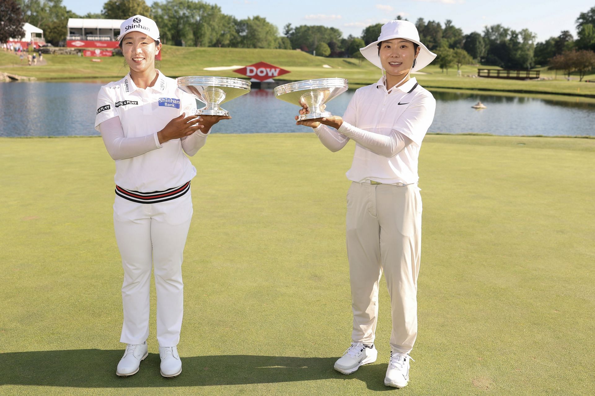 Jin Hee Im and Somi Lee pose with the trophy, the Dow Championship 2025 (Image Source: Getty)